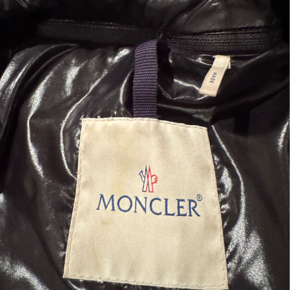 Moncler winter coat with detachable fur-trimmed hood. - Picture 13 of 15